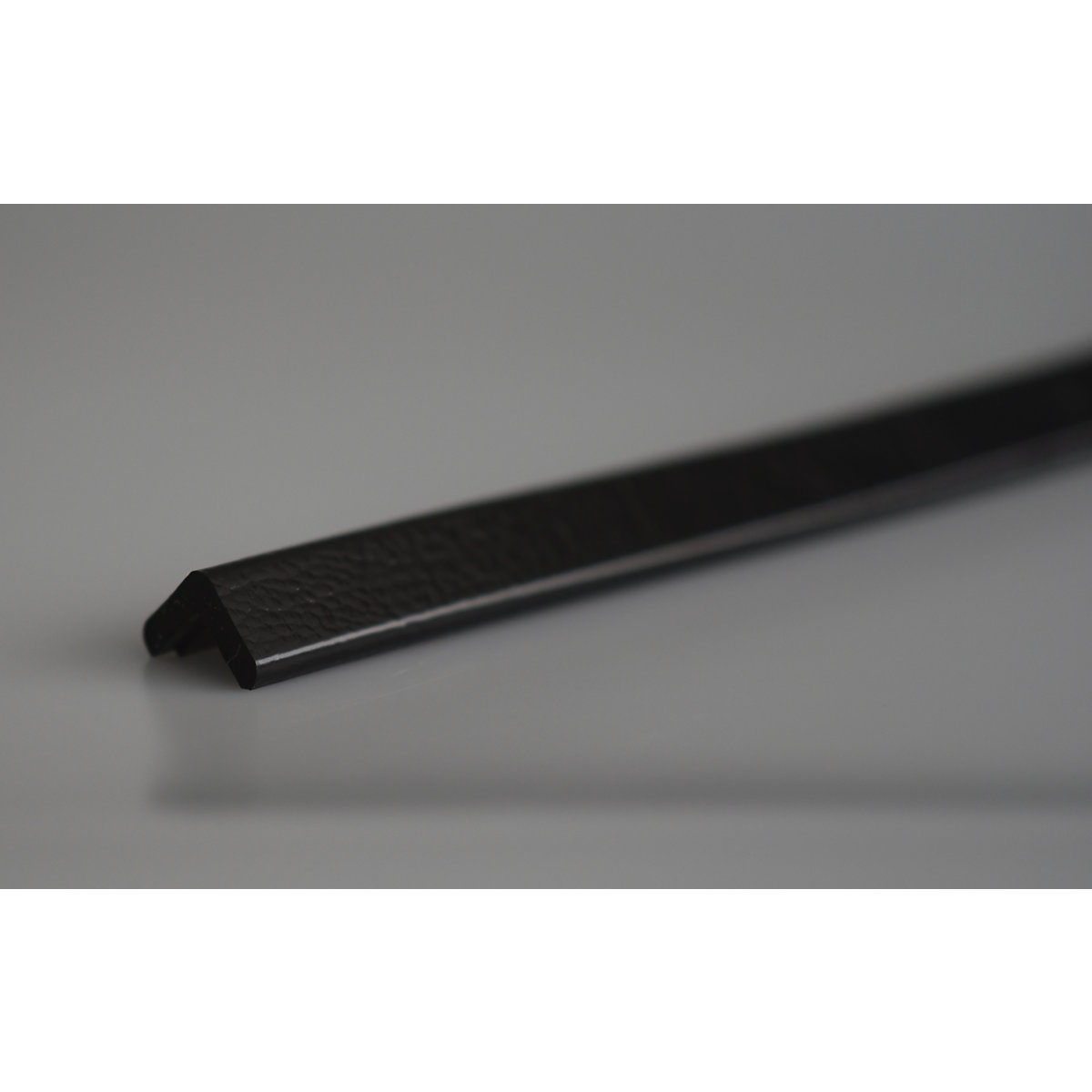 Knuffi®-hoekbescherming – SHG, type E, stuk van 1 m, zwart, magneethoudend-30