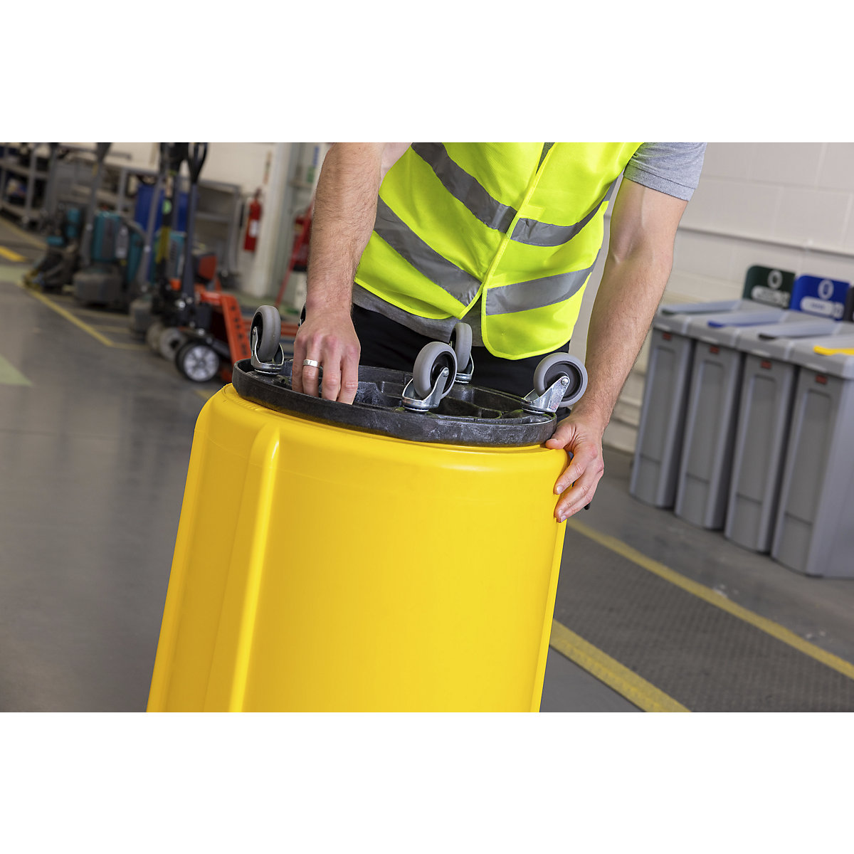 Rodador de transporte / chasis rodante BRUTE® – Rubbermaid (Imagen del producto 6)-5