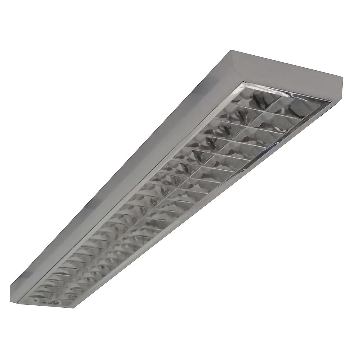 Luminaire à grille de défilement et réflecteur brillant