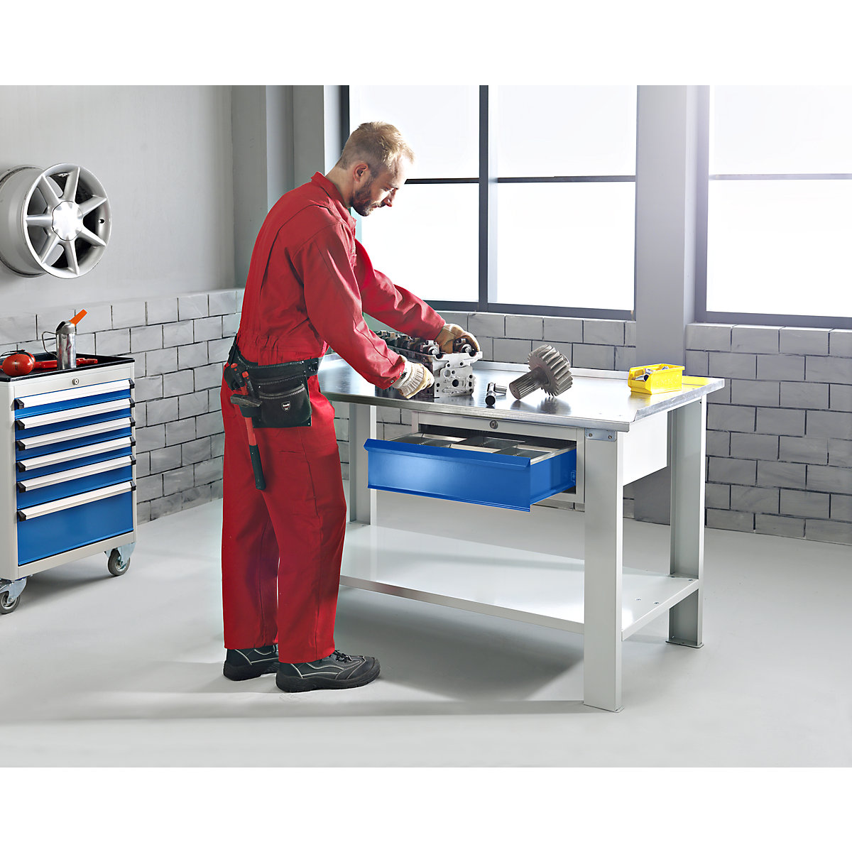 Mesa de taller para cargas pesadas – eurokraft basic: con tablero de trabajo  de chapa de acero