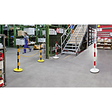 Conjunto de postes com corrente