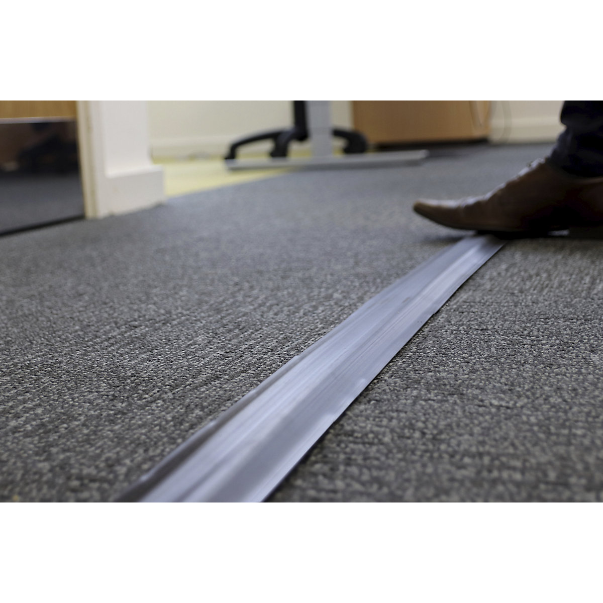 Canaleta pasacables de suelo. Cómo proteger cables en el piso