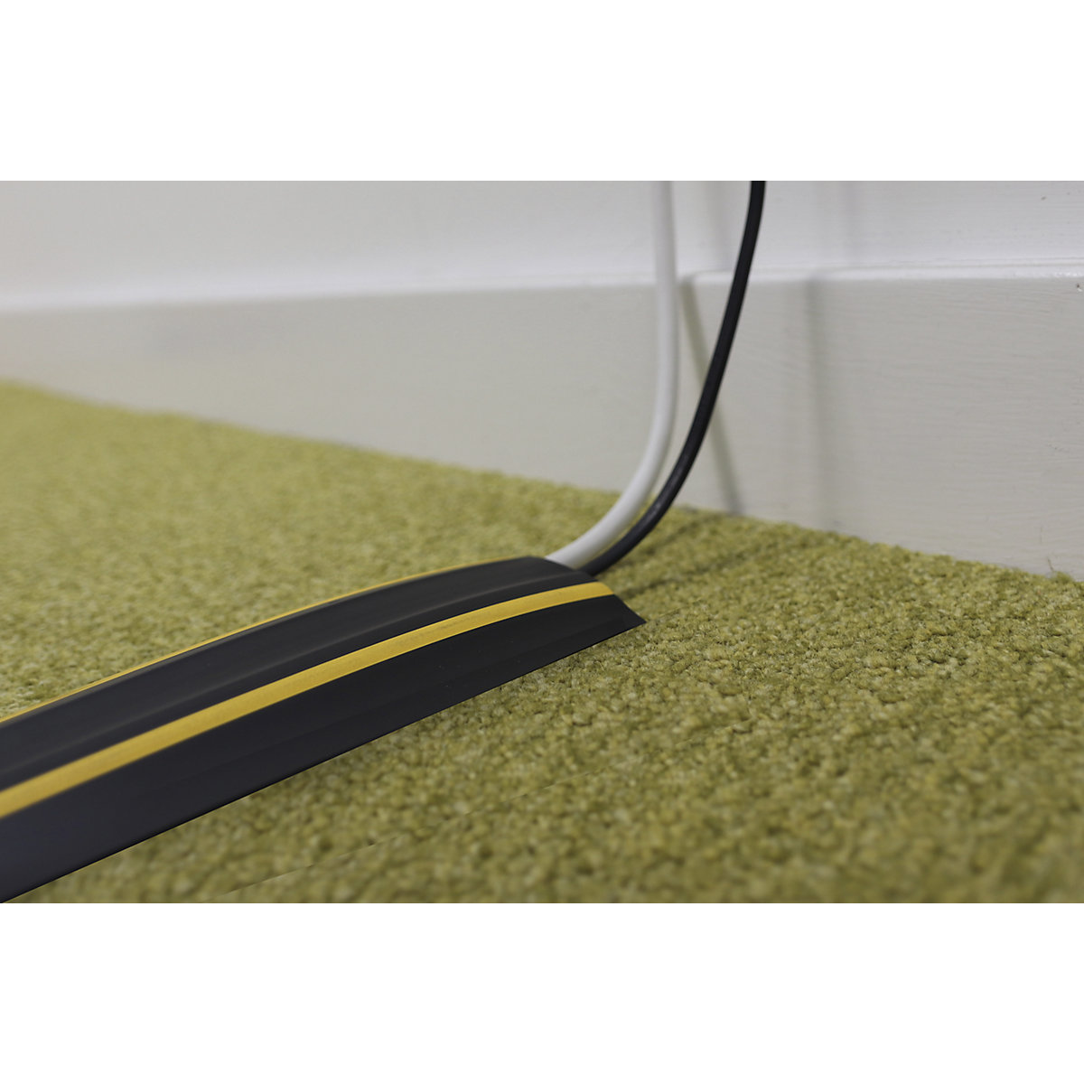 Canaleta pasacables de suelo. Cómo proteger cables en el piso