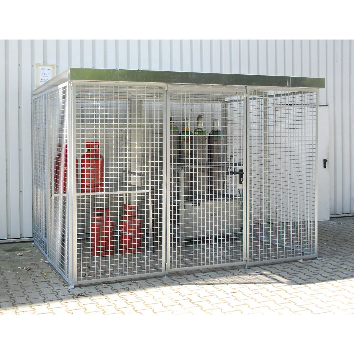 EUROKRAFTpro – Container din grilaj pentru butelii de gaz, cu acoperiș și ușă simplă cu canat, lăț. x ad. 3100 x 2100 mm