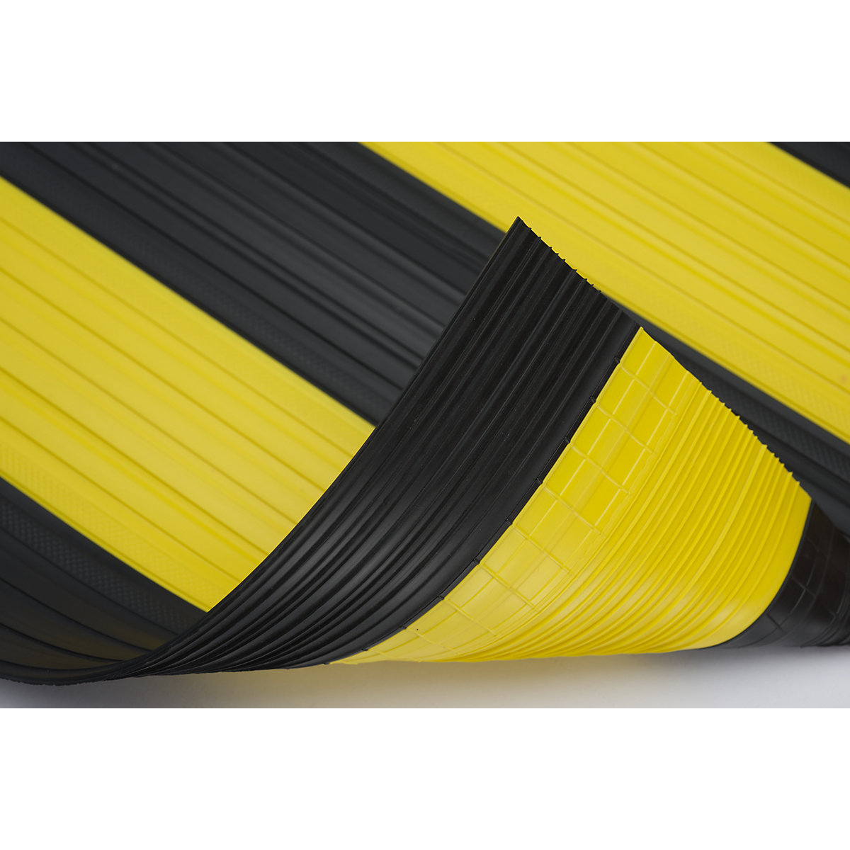 Covor din PVC moale, cu suprafață plină, rolă de 10 m, negru-galben, lățime 600 mm-6