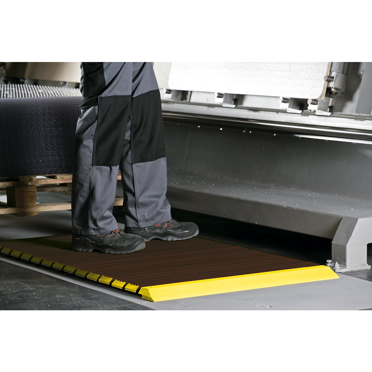 Pasarela de madera Yoga con barnizado oscuro, por metro lineal – Miltex (Imagen del producto 2)-1