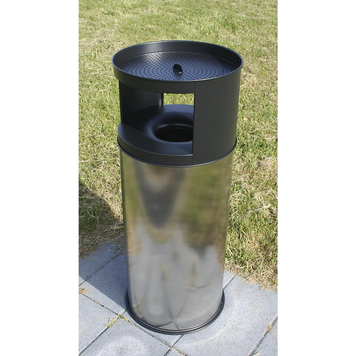 Safety combination ashtray, flame extinguishing