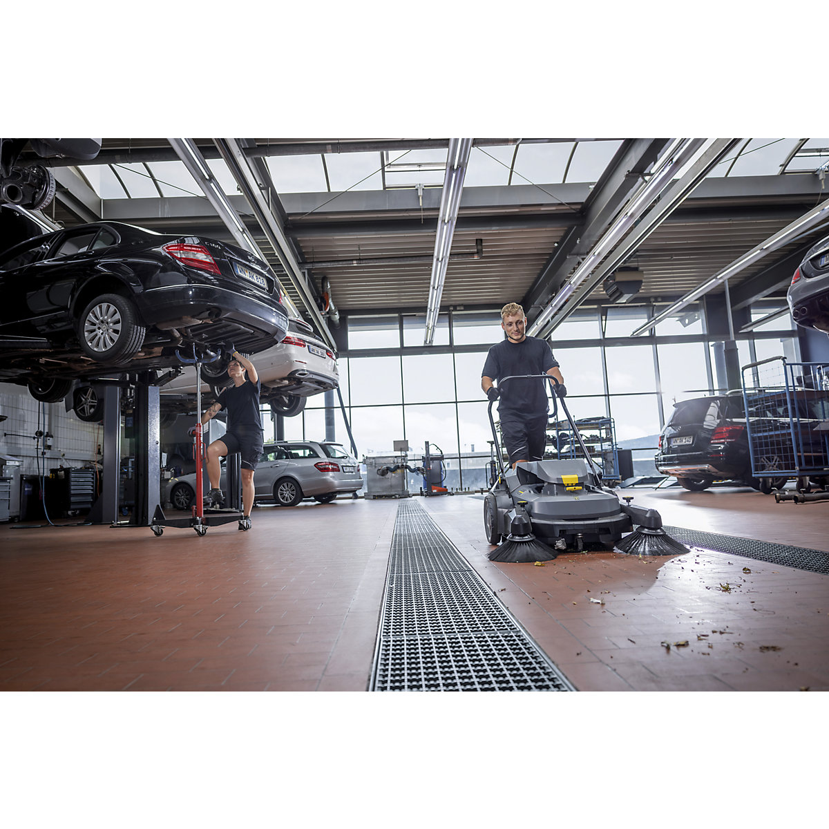 Balayeuse sur accumulateur avec filtre plissé – Kärcher (Illustration du produit 2)-1