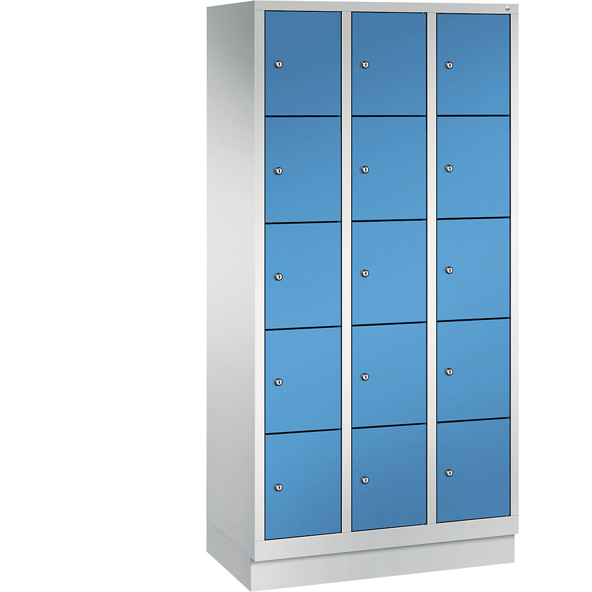 Armário de cacifos CLASSIC com rodapé – C+P, 3 compartimentos, 5 cacifos cada, largura do compartimento 300 mm, cinzento claro/azul claro-4