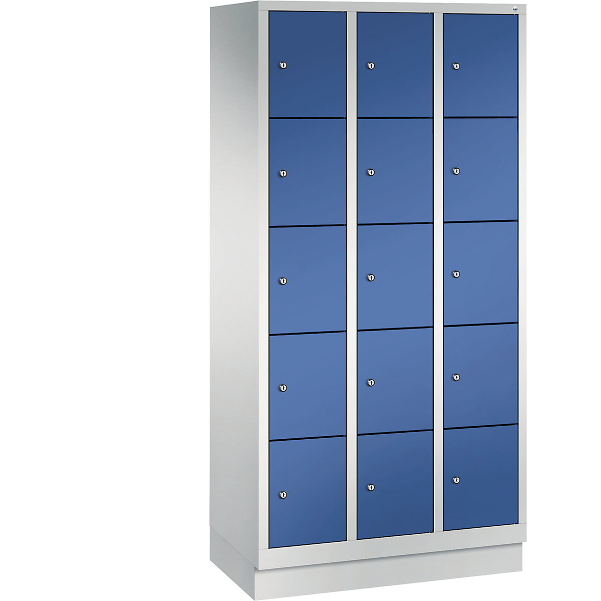 Armário de cacifos CLASSIC com rodapé – C+P, 3 compartimentos, 5 cacifos cada, largura do compartimento 300 mm, cinzento claro/azul genciana-7