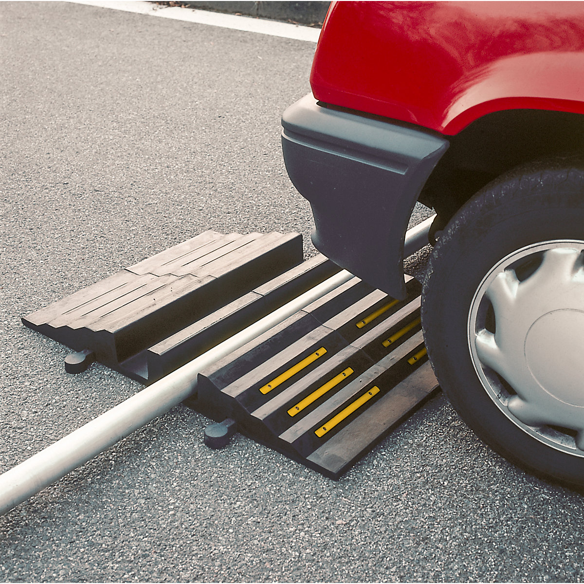 Gaine protège-tuyaux et protège-câbles, hauteur 85 mm &ndash; Moravia