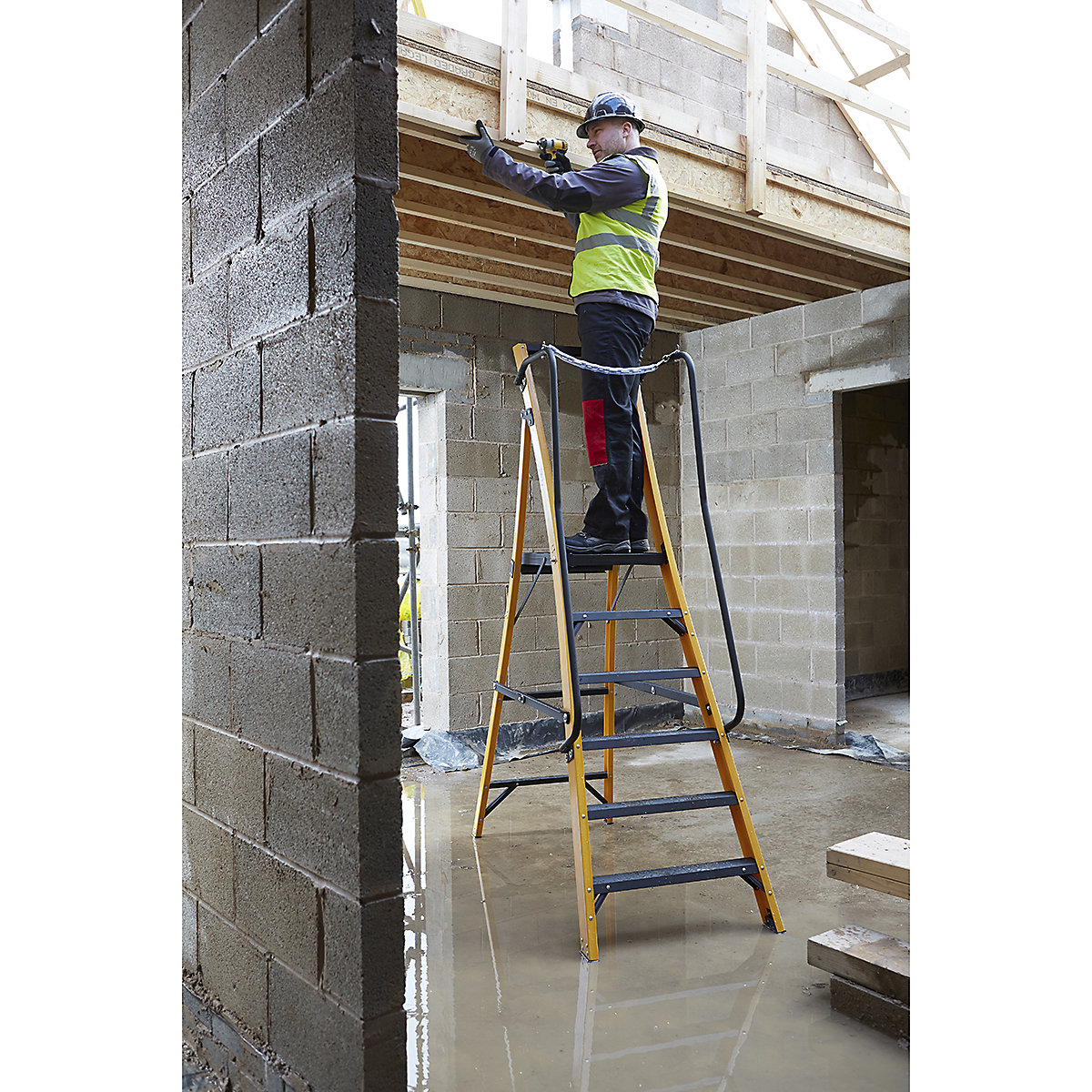 Werner Megastep Fibreglass Step Ladder (Product illustration 10)-9