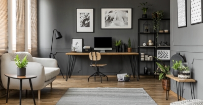 Biuro domowe z sofą, biurkiem i roślinami