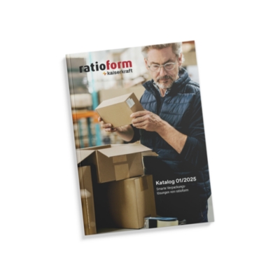 Mann in Lagerumgebung hält ein Paket in der Hand, umgeben von Kartons – Titelbild des ratioform + kaiserkraft Katalogs 01/2025 für Verpackungslösungen.