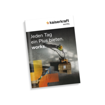 Kaiserkraft Katalog – Titelbild mit Lagerarbeiter, der Pakete mit einem Hubwagen transportiert. Motto: „Jeden Tag ein Plus bieten.“