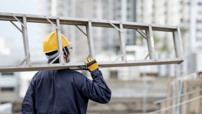 Indicaciones sobre el uso de escaleras de forma ergonómica y protegiendo la espalda wt$