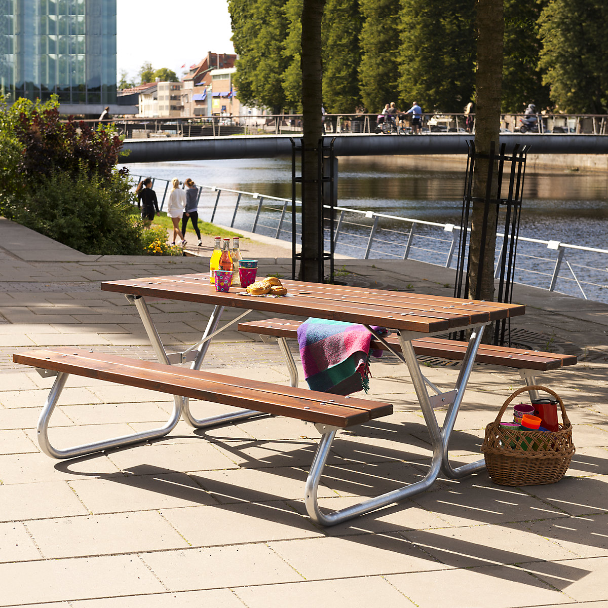 Ensemble table et bancs brun miel
