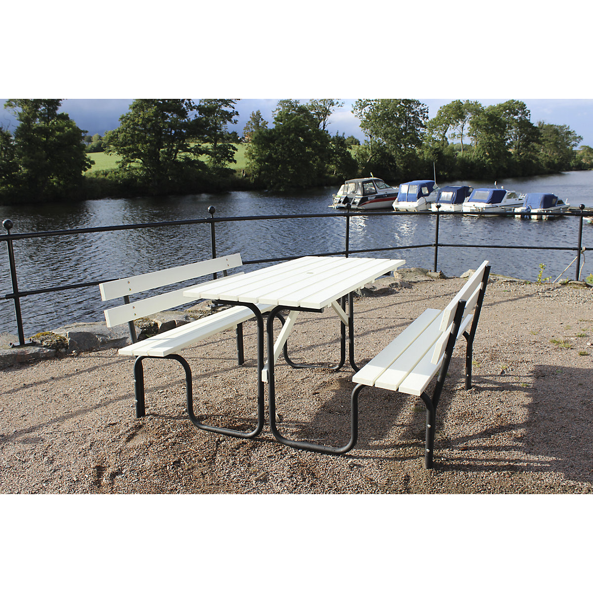 Ensemble table et bancs