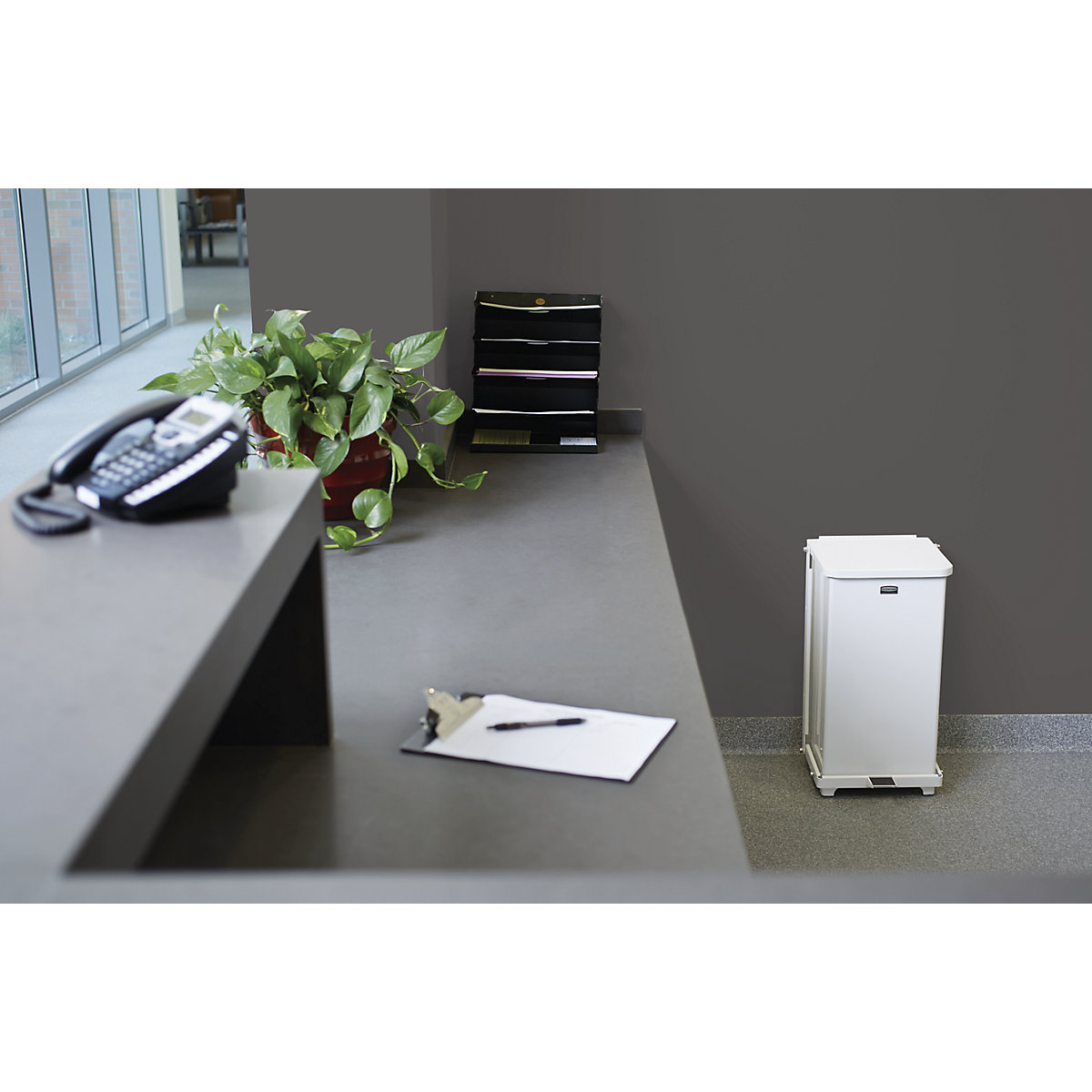 Defenders® pedálos hulladékgyűjtő vödör – Rubbermaid (Termék képe 6)-5