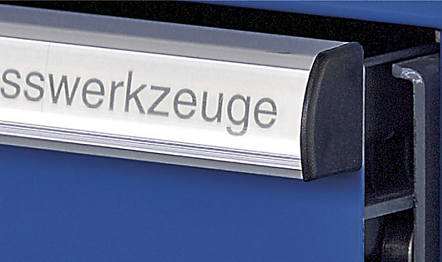 Blauer LISTA-Schubladenschrank mit beschrifteter Schulade
