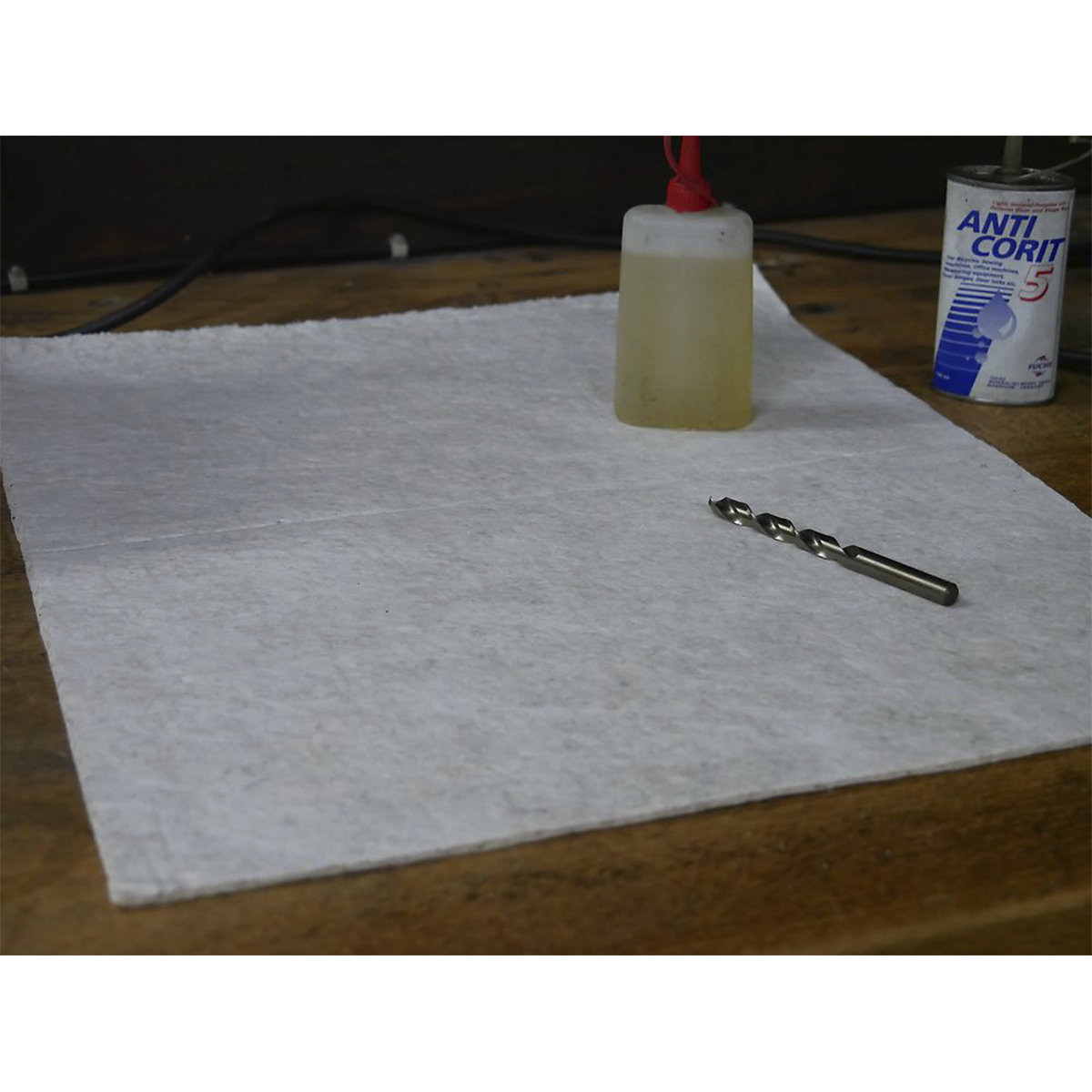 DuraSoak® absorbent sheeting for oil (Product illustration 2)