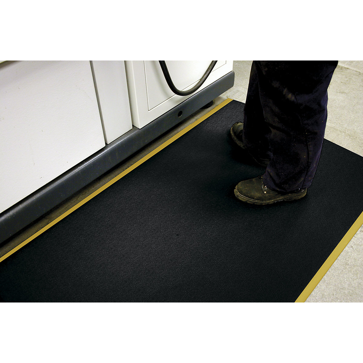 Orthomat® elfáradás elleni szőnyeg – COBA, PVC kalapácsütés szerű mintázattal, 900 mm x folyóméter, fekete/sárga-8