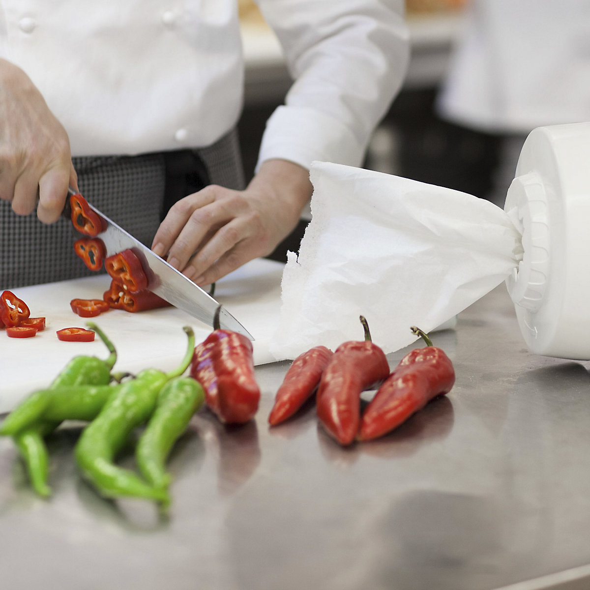 Standaard papieren poetsdoekjes met binnenafrolling – TORK (Productafbeelding 6)-5