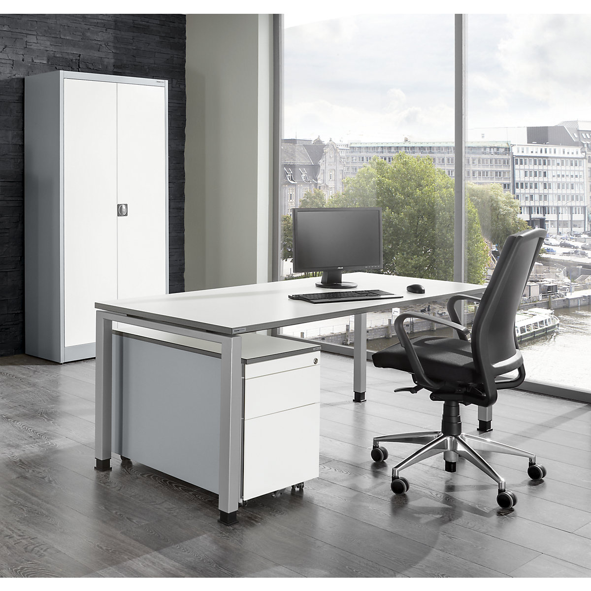 mauser – Oficina completa ARCOS, escritorio, armario de puertas batientes, buck rodante con archivador colgante, aluminio blanco / blanco puro