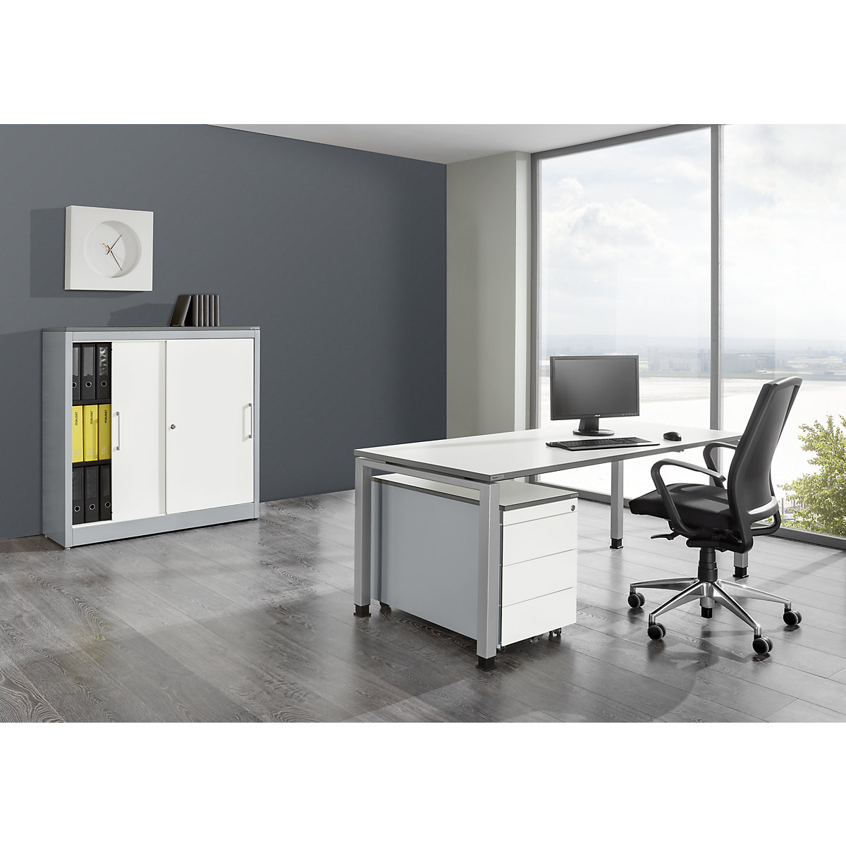 mauser – Oficina completa ARCOS, escritorio, armario de puertas correderas, buck rodante con 3 cajones, aluminio blanco / blanco puro