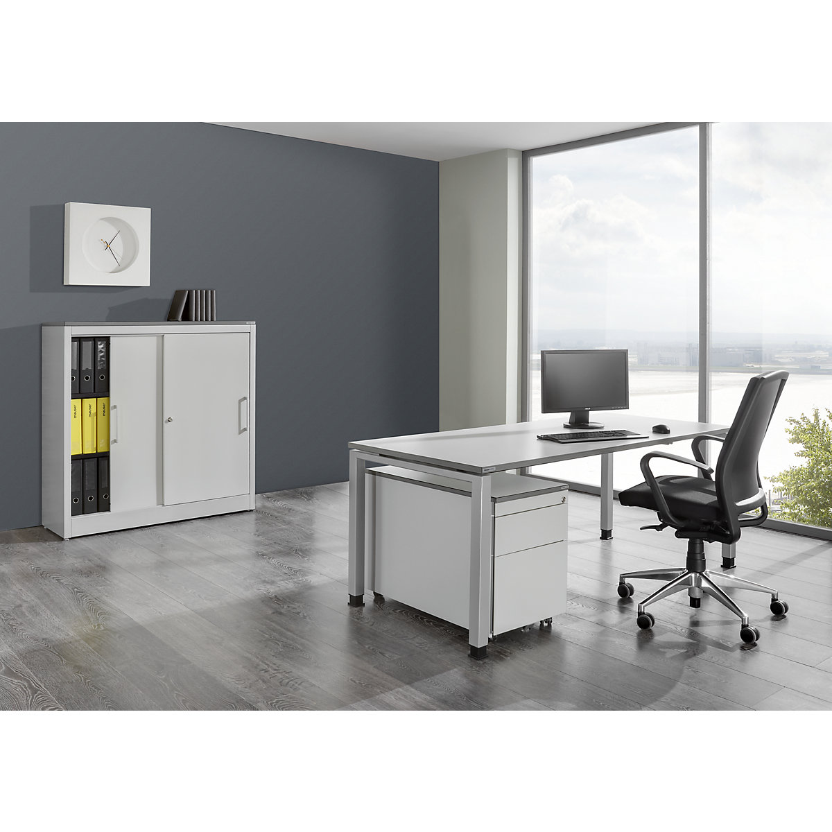 mauser – Oficina completa ARCOS, escritorio, armario de puertas correderas, buck rodante con cajón para archivadores colgantes, gris luminoso