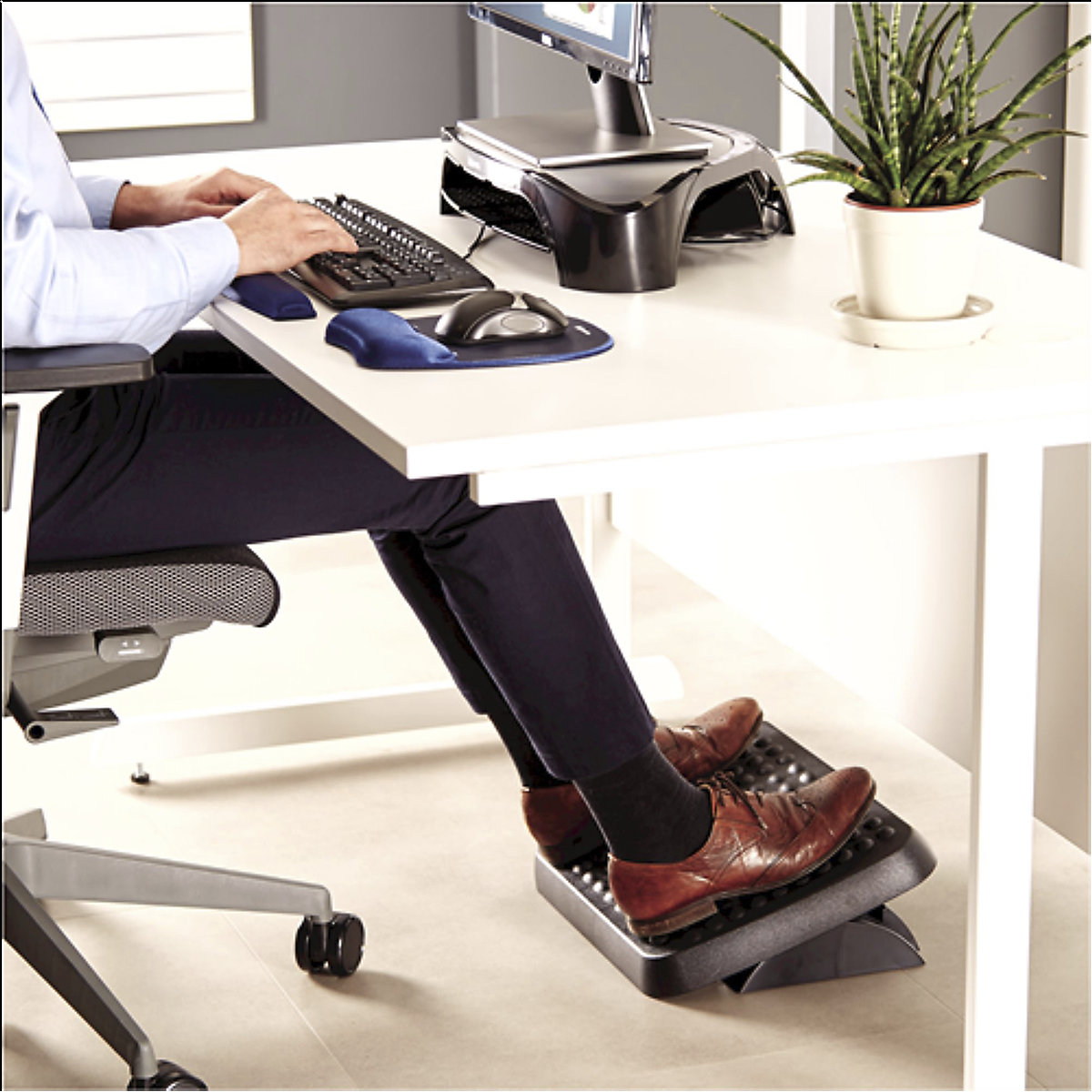 Fellowes Standard Footrest with Height Adjustment