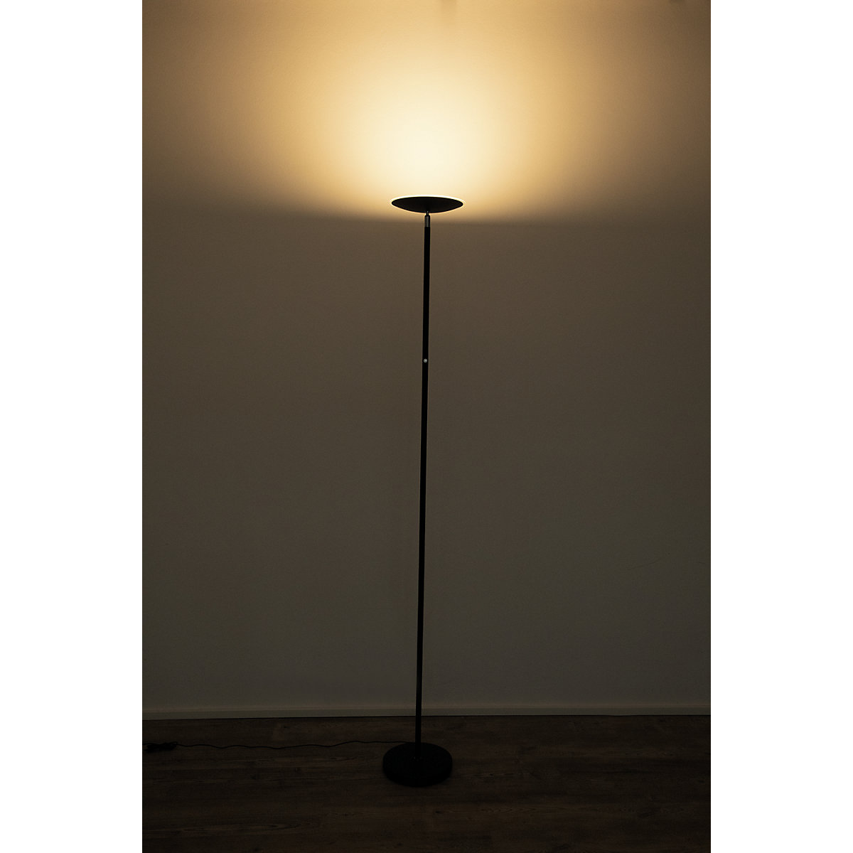 Stoječa LED-svetilka MAULsphere, obrnjena v strop – MAUL (Slika izdelka 6)-5