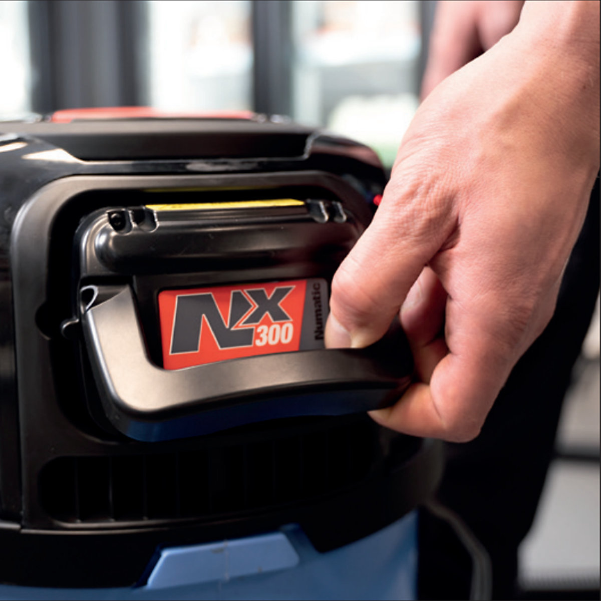 Numatic WBV370NX Pro Cordless Wet Vacuum (Product illustration 3)-2