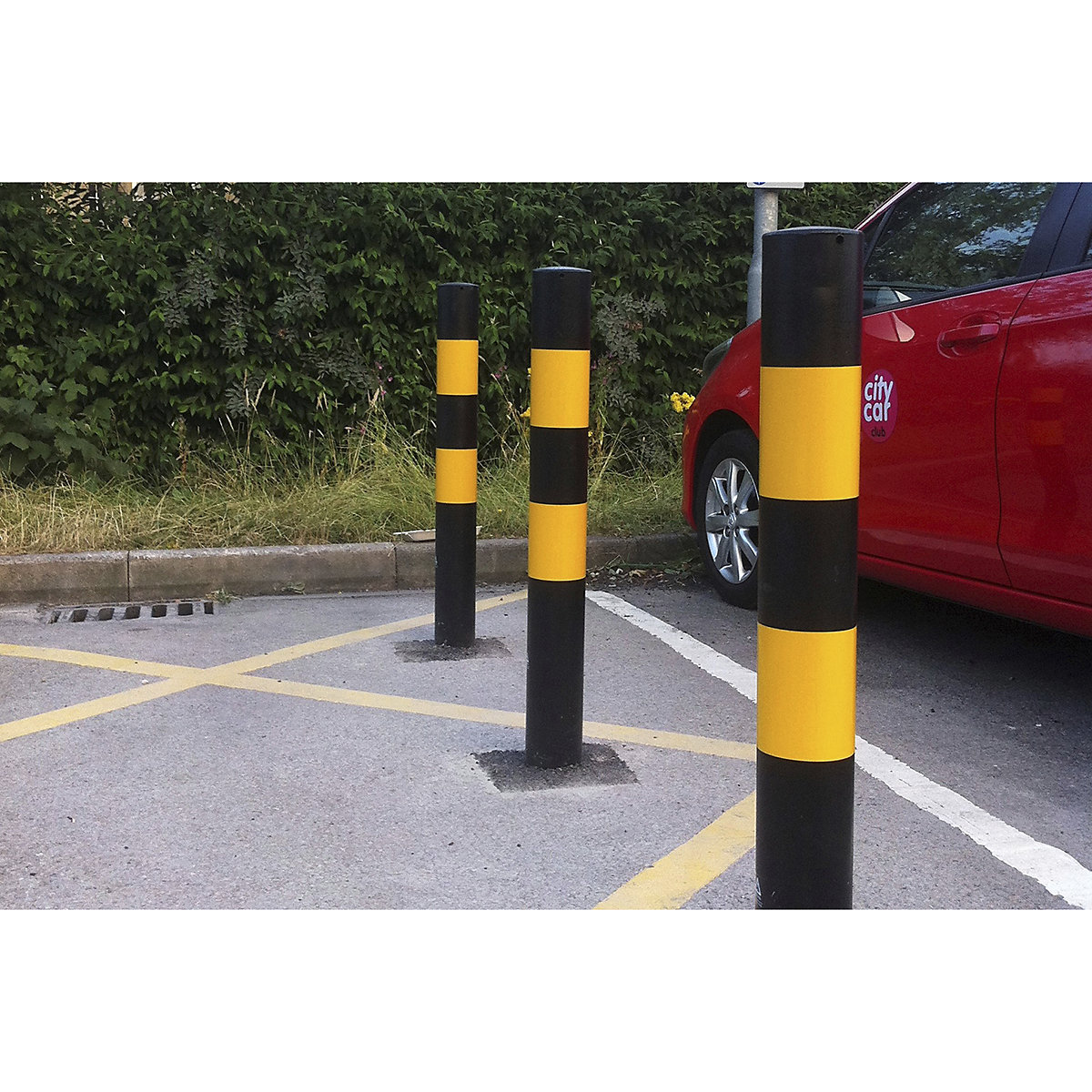 Autopa Black & Yellow Steel Bollards | Concrete-In or Bolt Down (Product illustration 6)-5