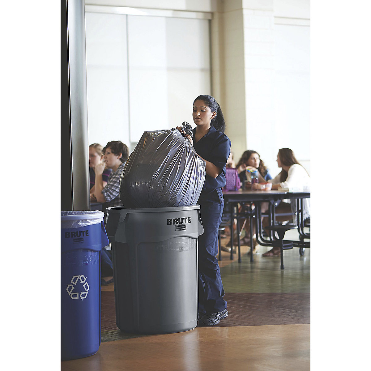 Rubbermaid 166 Litre BRUTE Round Container Bins (Product illustration 10)-9