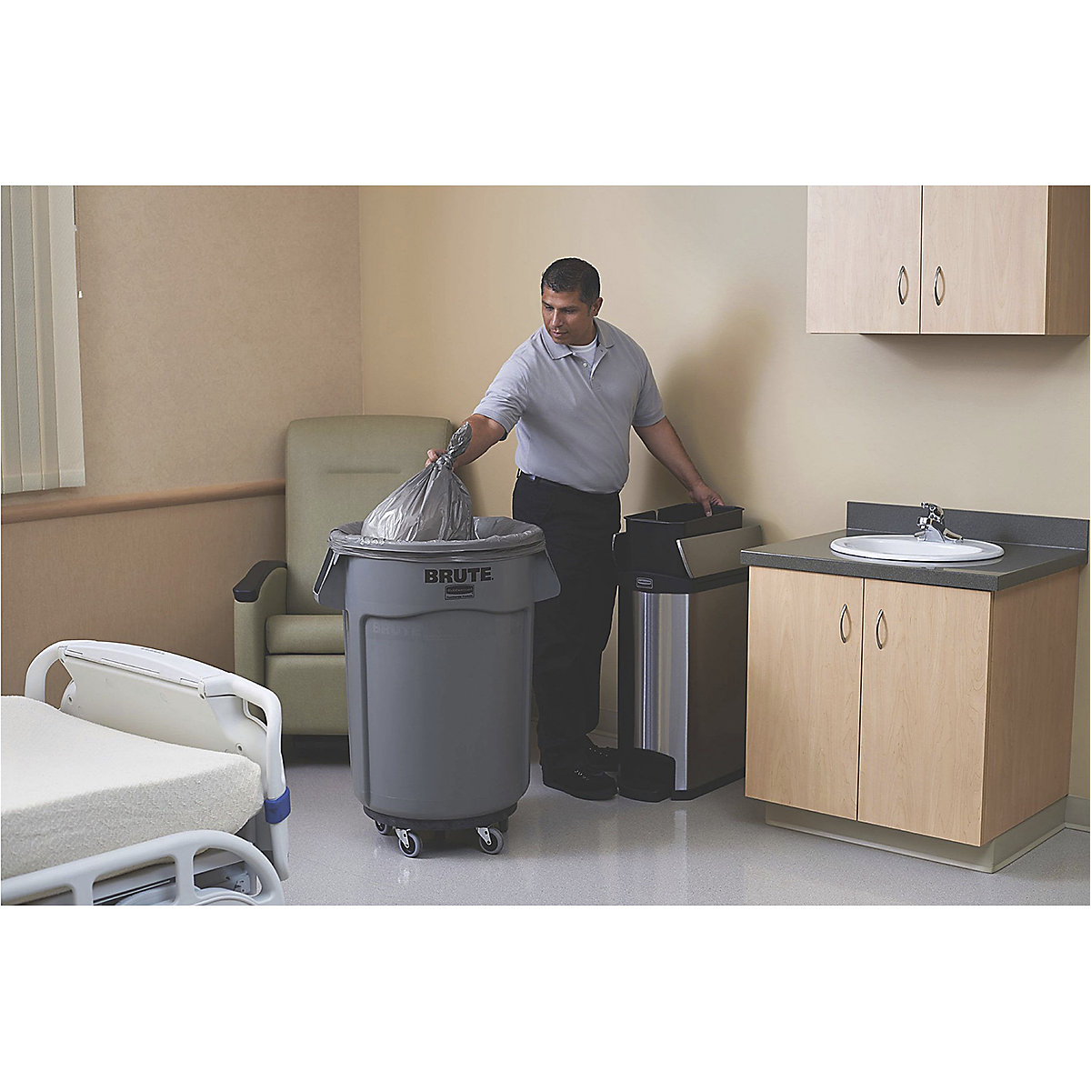 Rubbermaid 166 Litre BRUTE Round Container Bins (Product illustration 9)-8