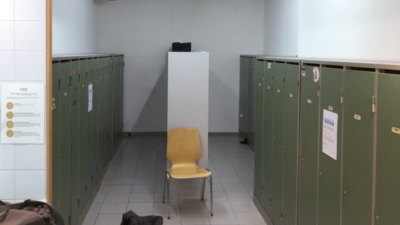 LOEB AG Berne: vestiaires modernes avec structure et confort. -9a