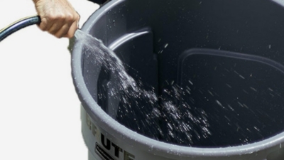 Mülleimer wird mit Wasser gefüllt