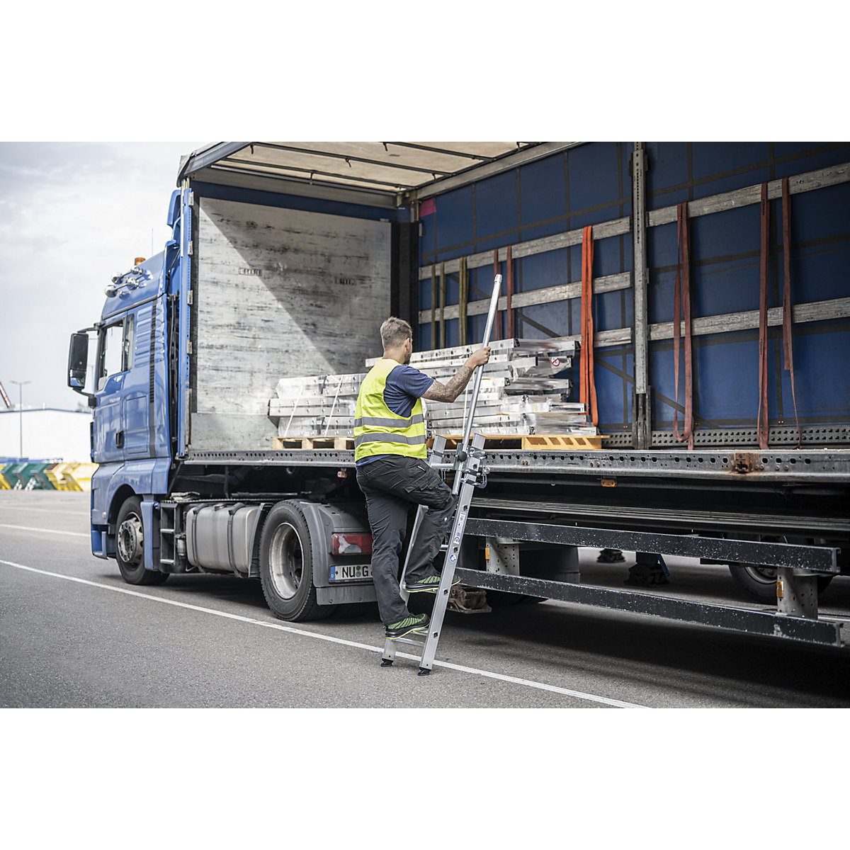 Scară cu rezemare cu trepte pentru camion / trailer – MUNK (Imagine produs 2)-1