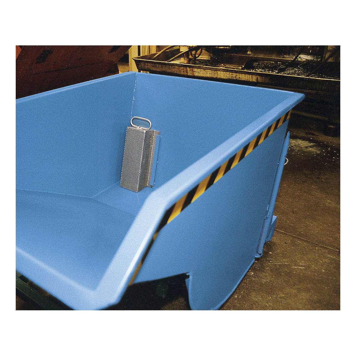 Tilting skip for metal swarf, with nylon wheels – eurokraft pro (Product illustration 4)-3