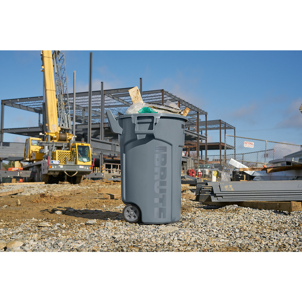 Pojemnik uniwersalny BRUTE® na kółkach – Rubbermaid (Zdjęcie produktu 6)-5