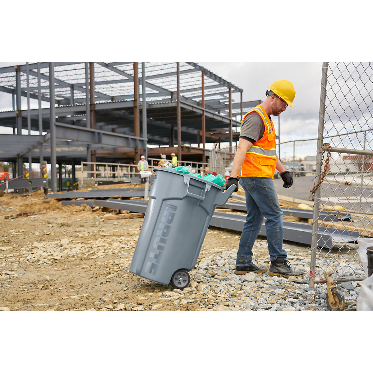Pojemnik uniwersalny BRUTE® na kółkach – Rubbermaid (Zdjęcie produktu 2)-1