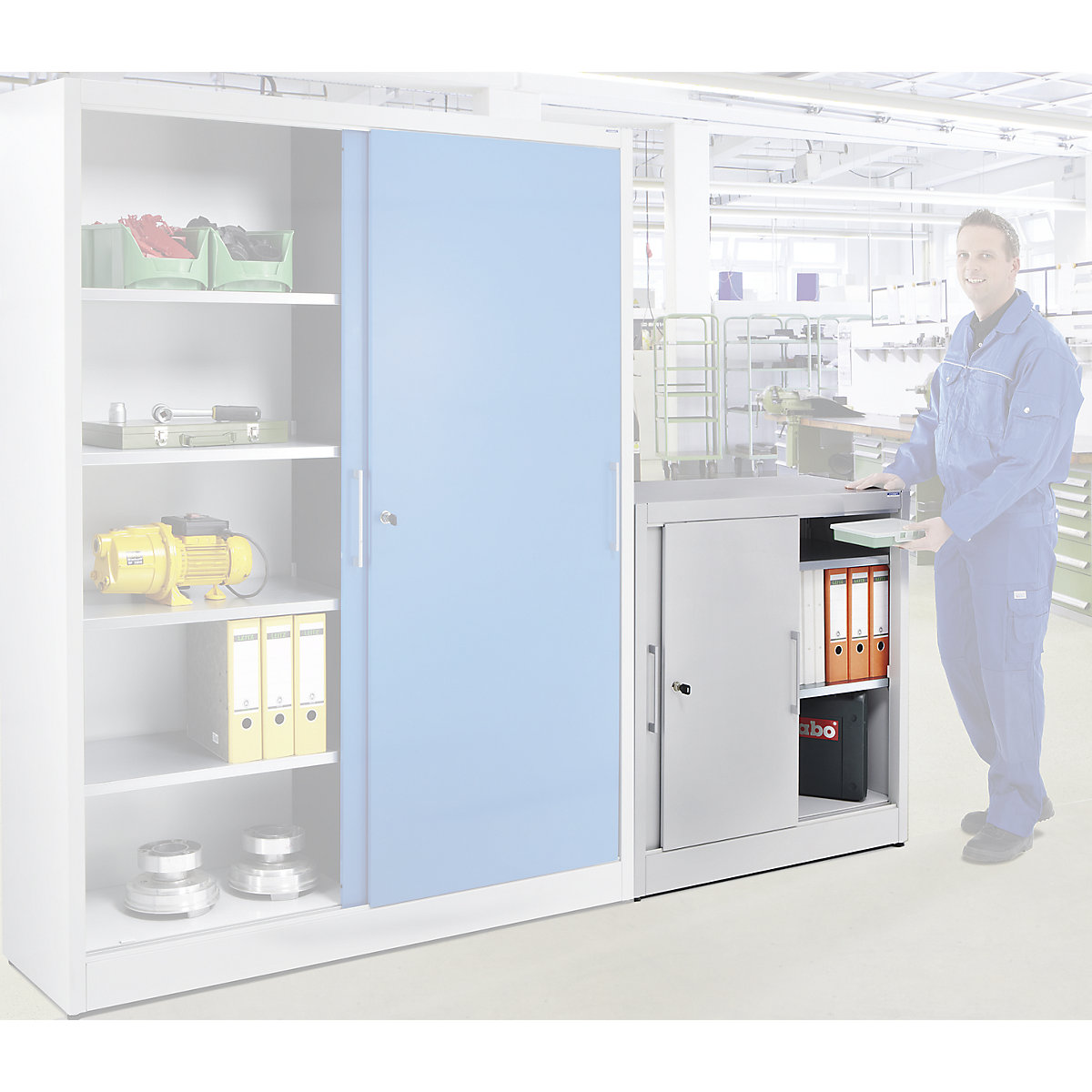 Szafa z drzwiami przesuwnymi, wys. 1000 mm – eurokraft pro, z 2 półkami, gł. 420 mm, drzwi w kolorze jasnoniebieskim, RAL 5012-7