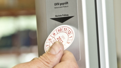 Prüfaufkleber wird angebracht, wenn der Prüfbericht fertig ist.