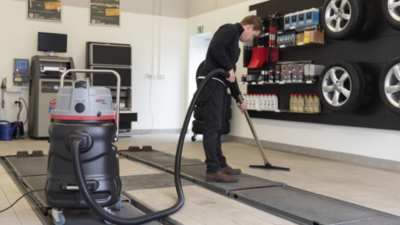 Industriesauger im Einsatz zur Staubabsaugung im Betrieb