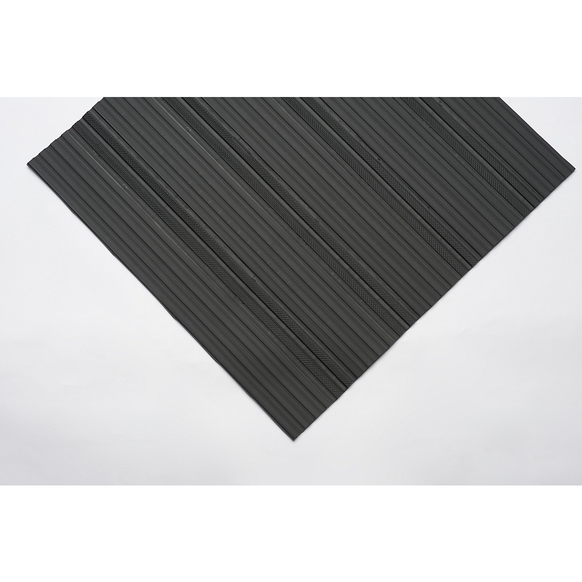 Zachte kunststof loper, met gesloten oppervlak, 10 m per rol, zwart, breedte 600 mm-3