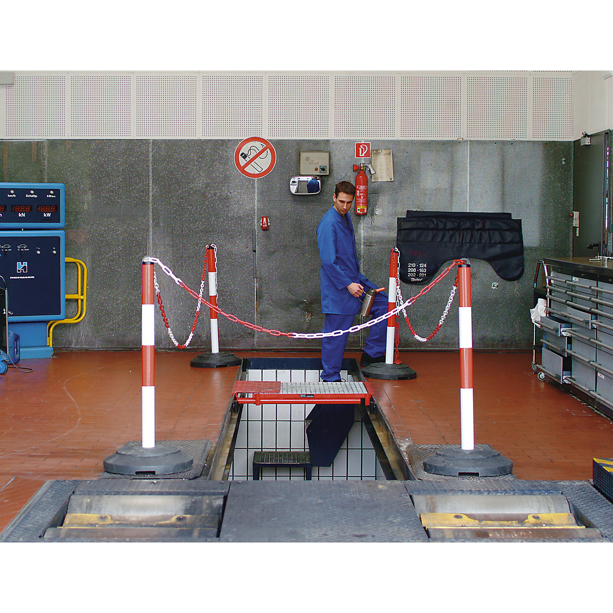 Chain stand with steel post - Moravia