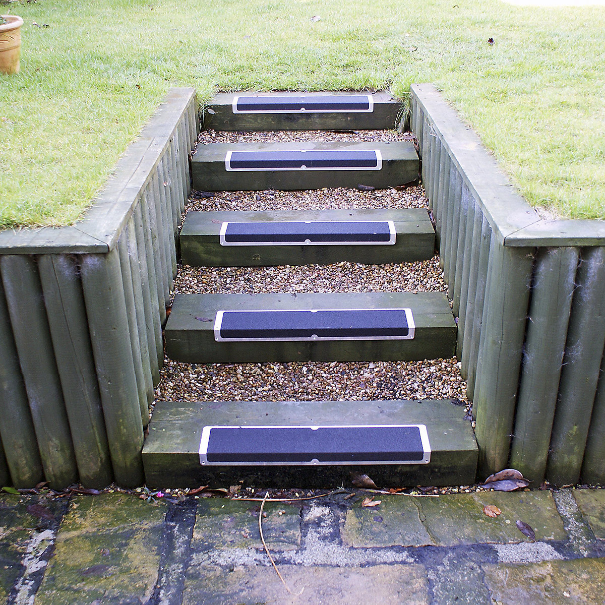 BiGDUG Bolt Down Anti-Slip Stair Treads (Product illustration 5)-4