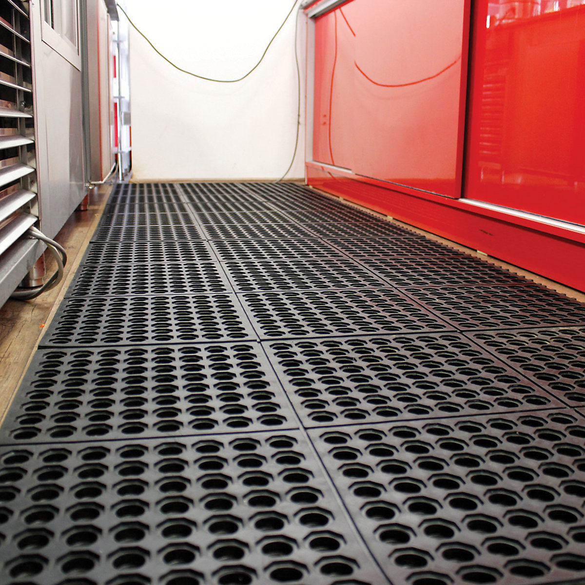 BiGDUG Interlocking Washdown Area Mat | 14h x 900w x 900d mm (Product illustration 3)-2