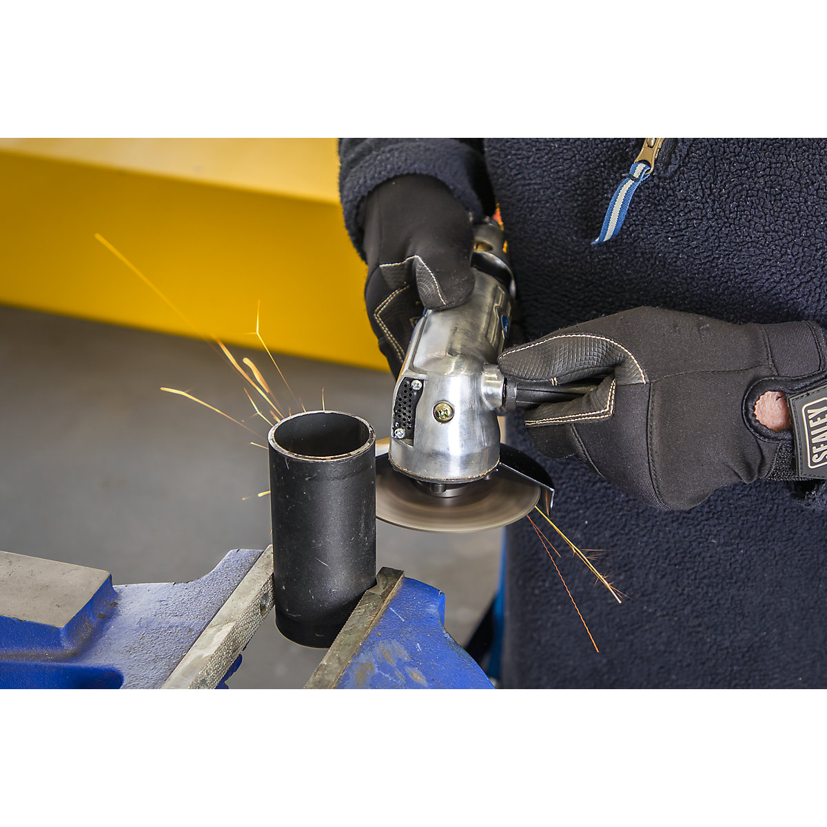 Sealey 100mm Diameter Heavy-Duty Angle Air Grinder with Throttle Safety (Product illustration 10)-9